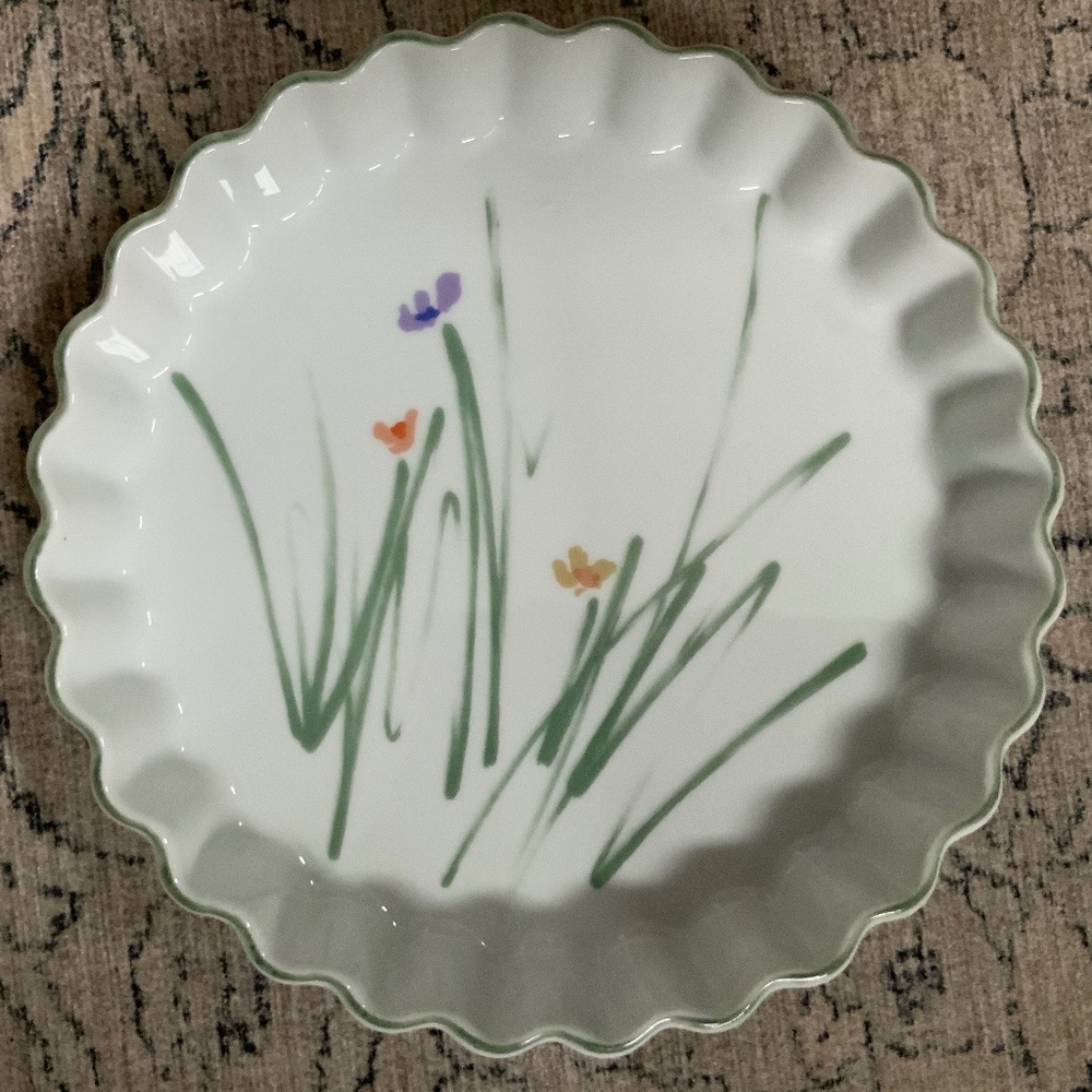 Mikasa Vintage Ultra Ceram Bake and Serve Fluted Quiche Dish Sketchbook Pattern